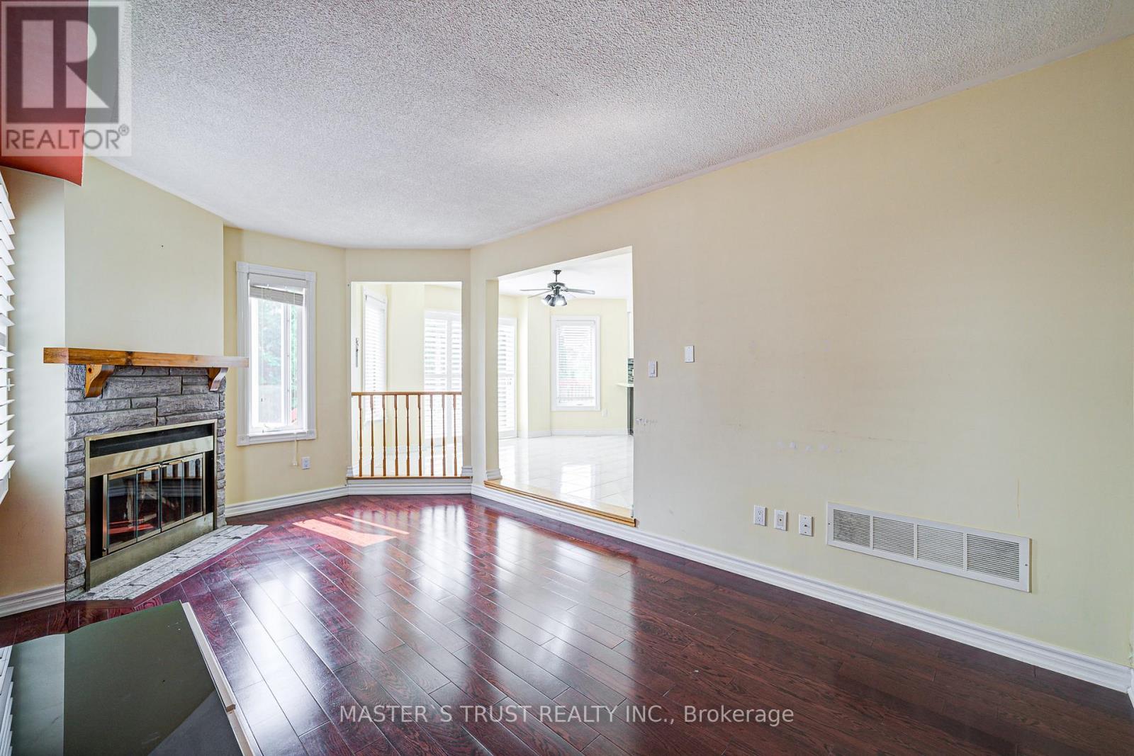 Photo 17 of 24 Queensgate Court, Markham ON