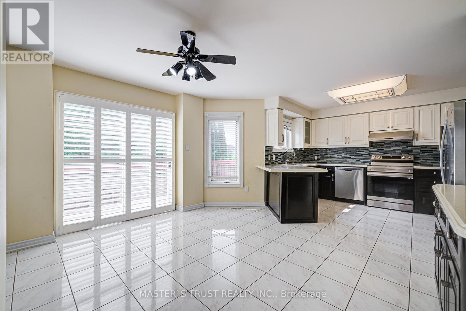 Photo 18 of 24 Queensgate Court, Markham ON