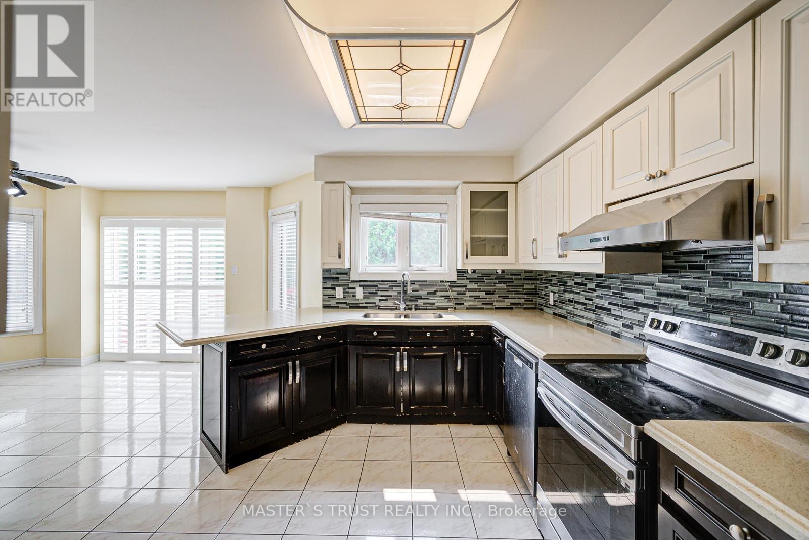 Photo 28 of 24 Queensgate Court, Markham ON