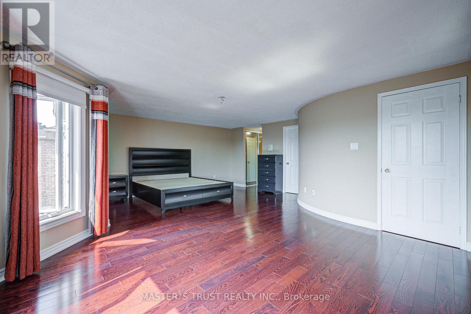 Photo 2 of 24 Queensgate Court, Markham ON