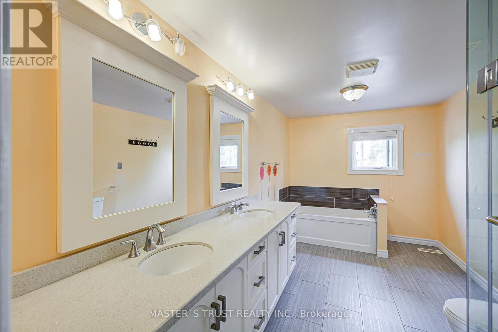 Photo 6 of 24 Queensgate Court, Markham ON
