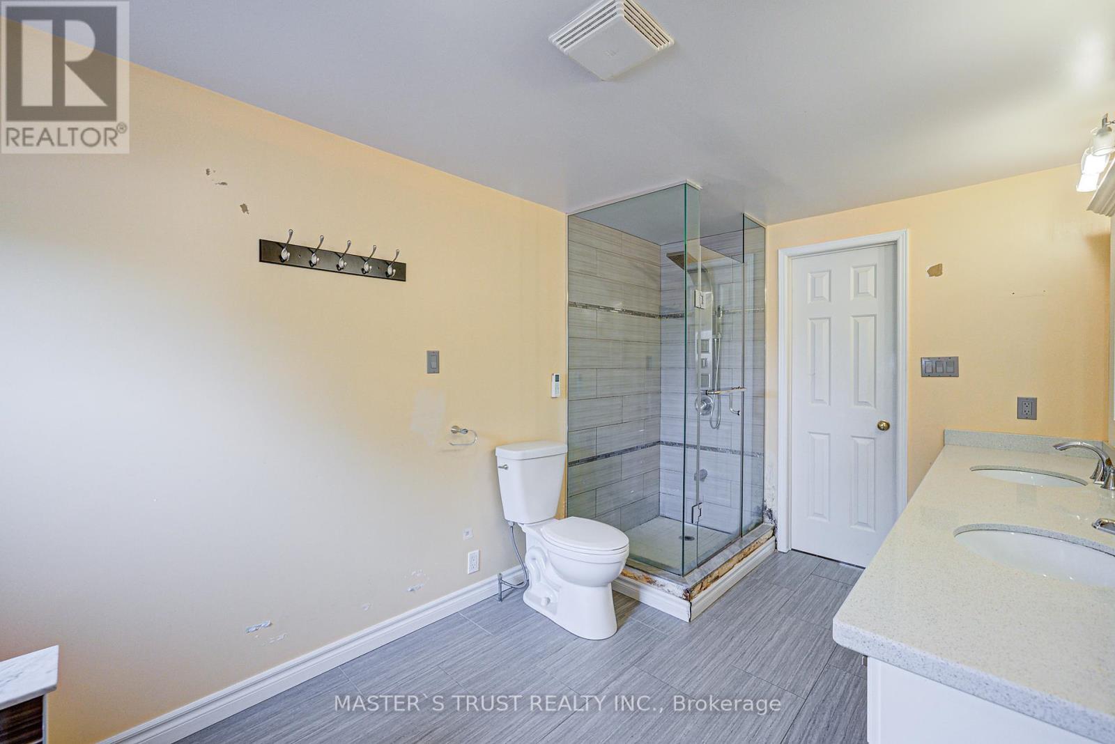 Photo 14 of 24 Queensgate Court, Markham ON