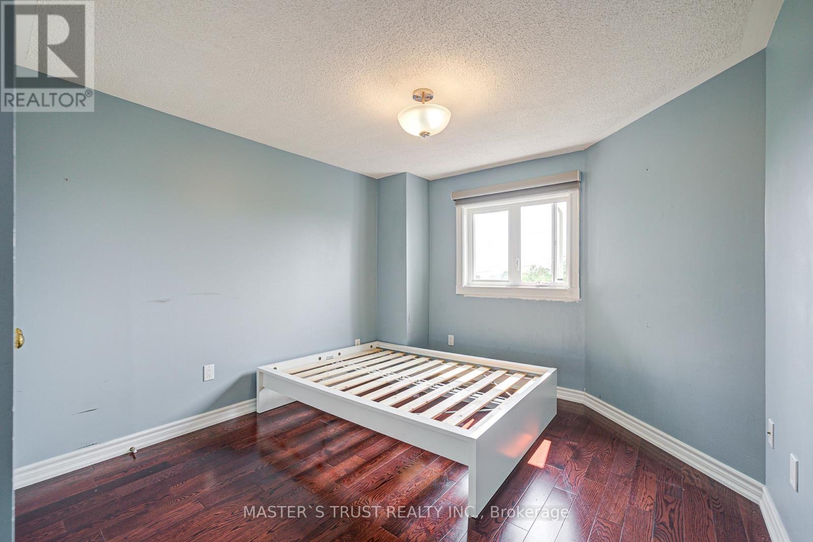 Photo 9 of 24 Queensgate Court, Markham ON