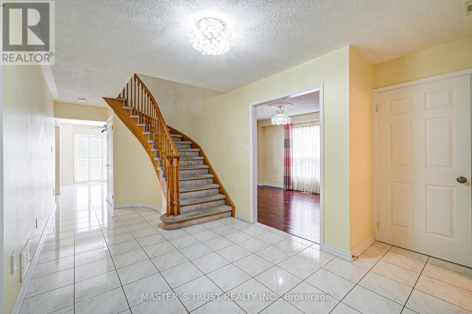 Photo 13 of 24 Queensgate Court, Markham ON