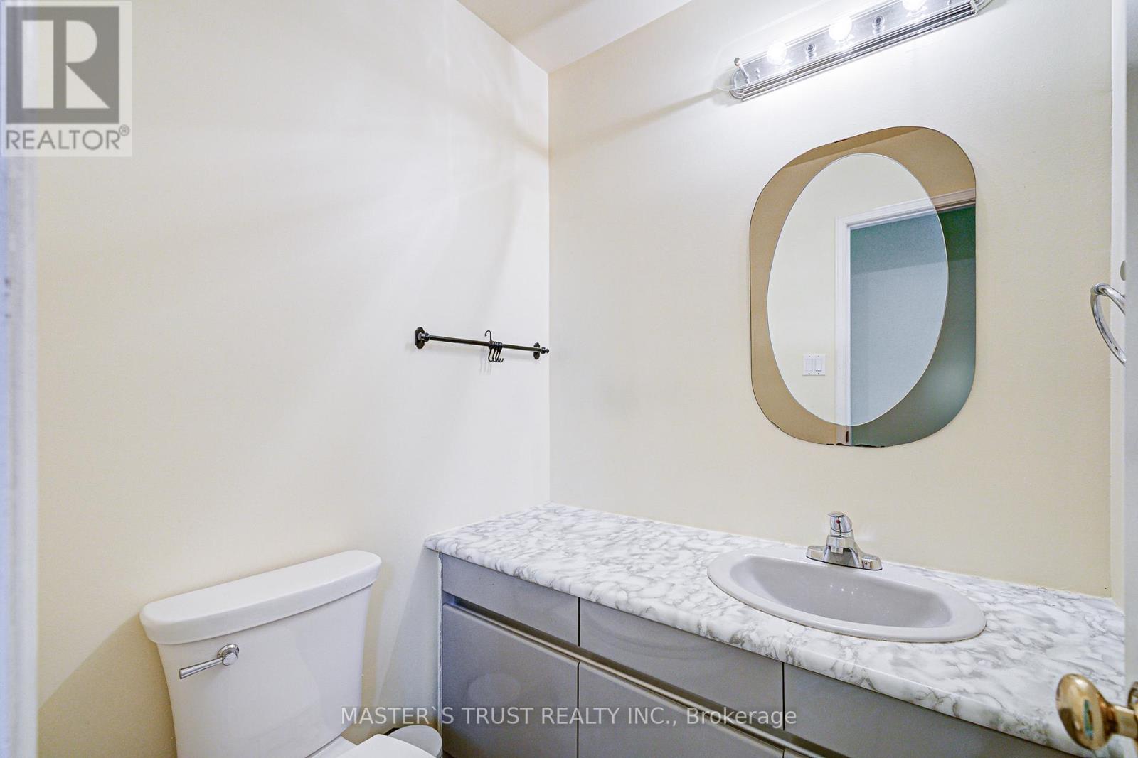Photo 4 of 24 Queensgate Court, Markham ON