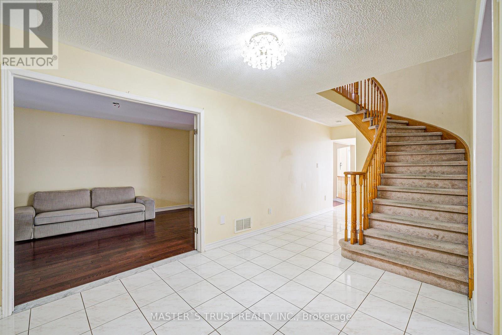 Photo 15 of 24 Queensgate Court, Markham ON