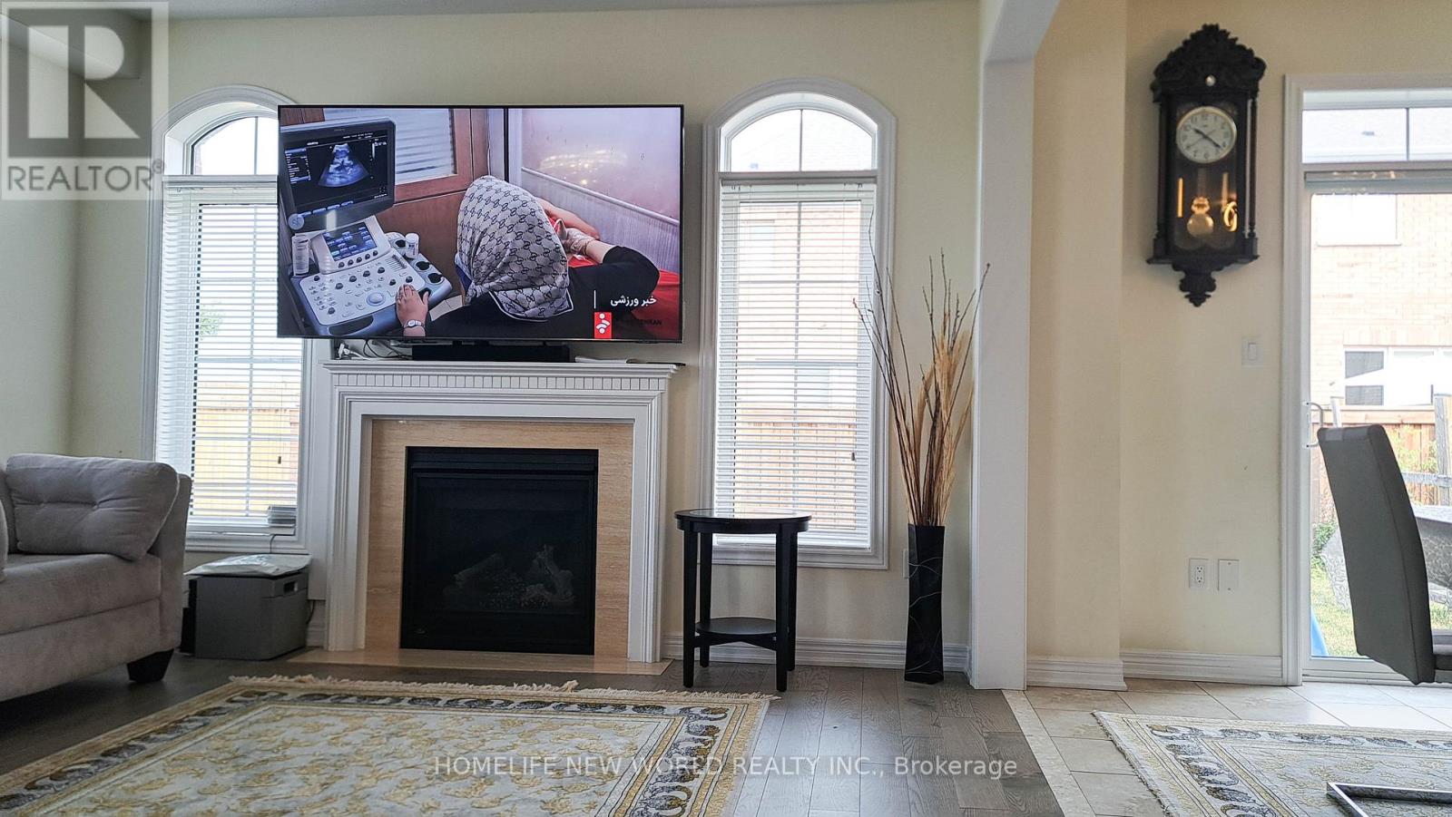 Photo 9 of 2 Falconridge Terrace, East Gwillimbury ON