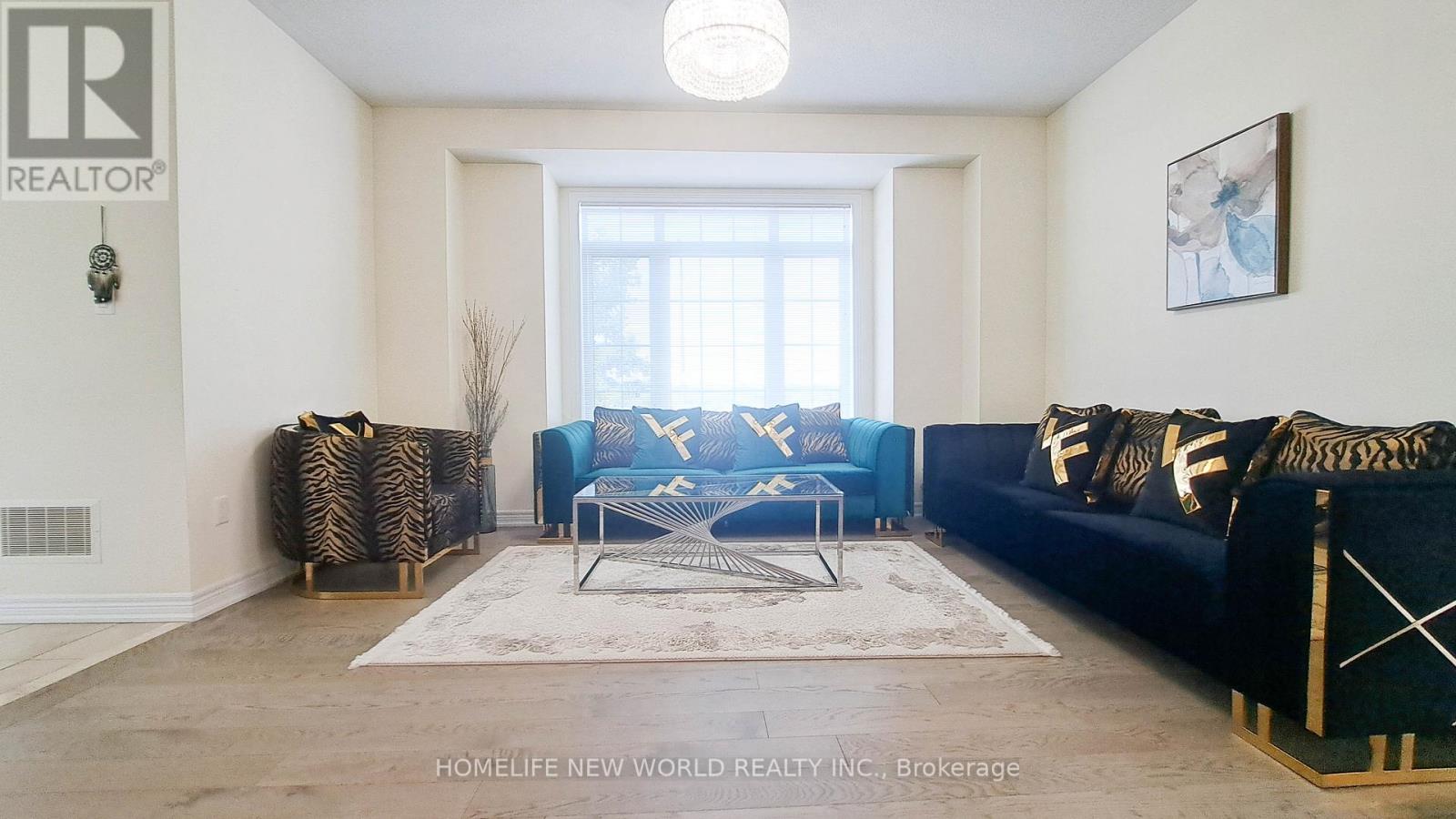 Photo 12 of 2 Falconridge Terrace, East Gwillimbury ON
