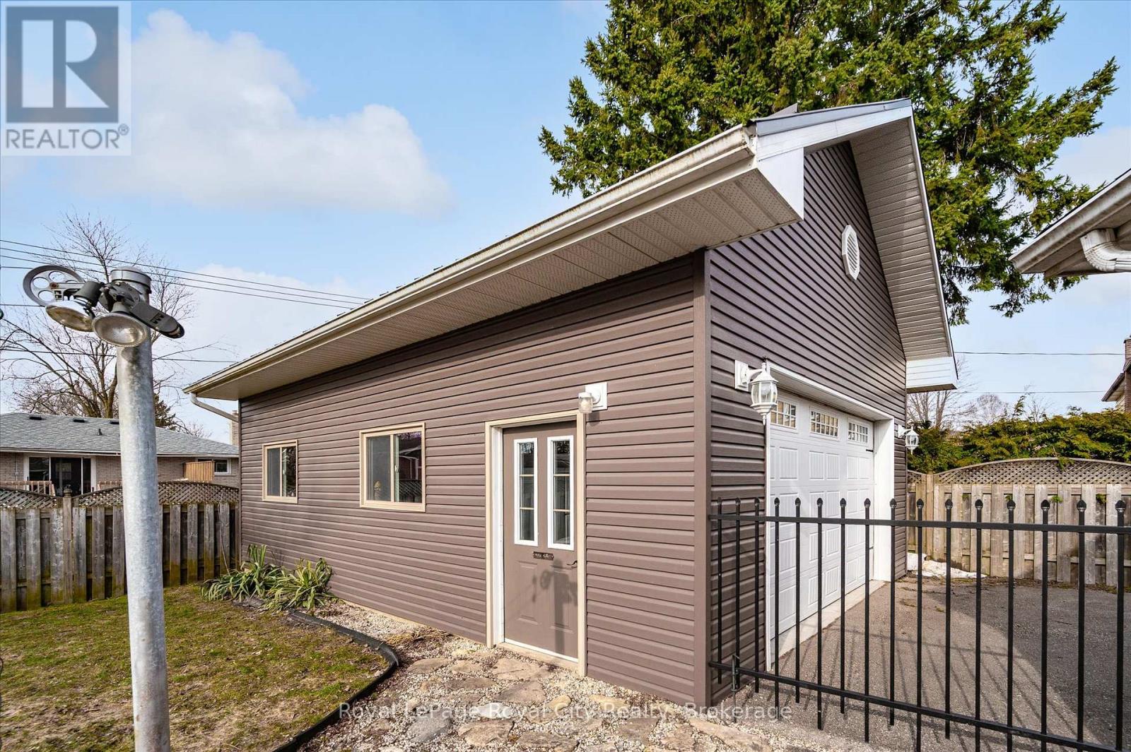 Photo 16 of 15 Wellington Drive, Centre Wellington ON