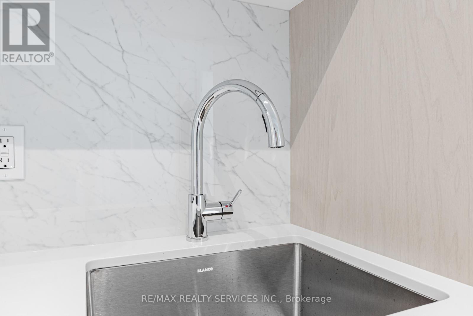 Photo 10 of 2009 28 Interchange Way, Vaughan ON