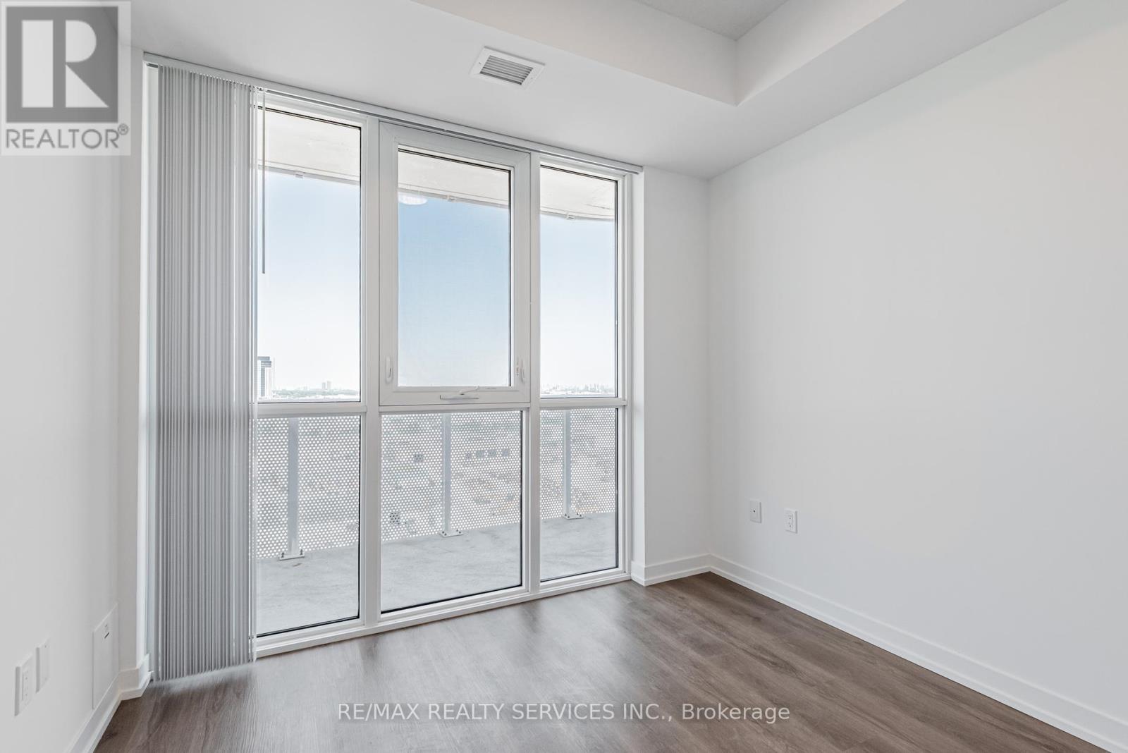 Photo 18 of 2009 28 Interchange Way, Vaughan ON