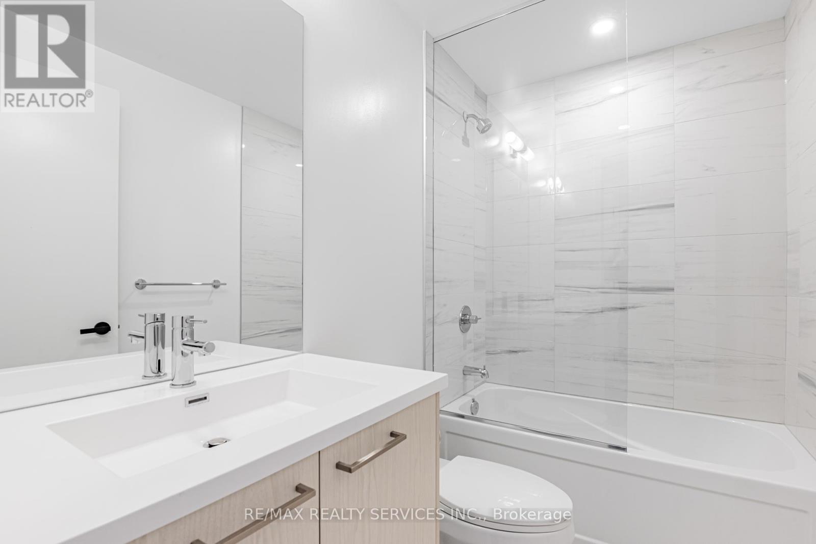 Photo 25 of 2009 28 Interchange Way, Vaughan ON