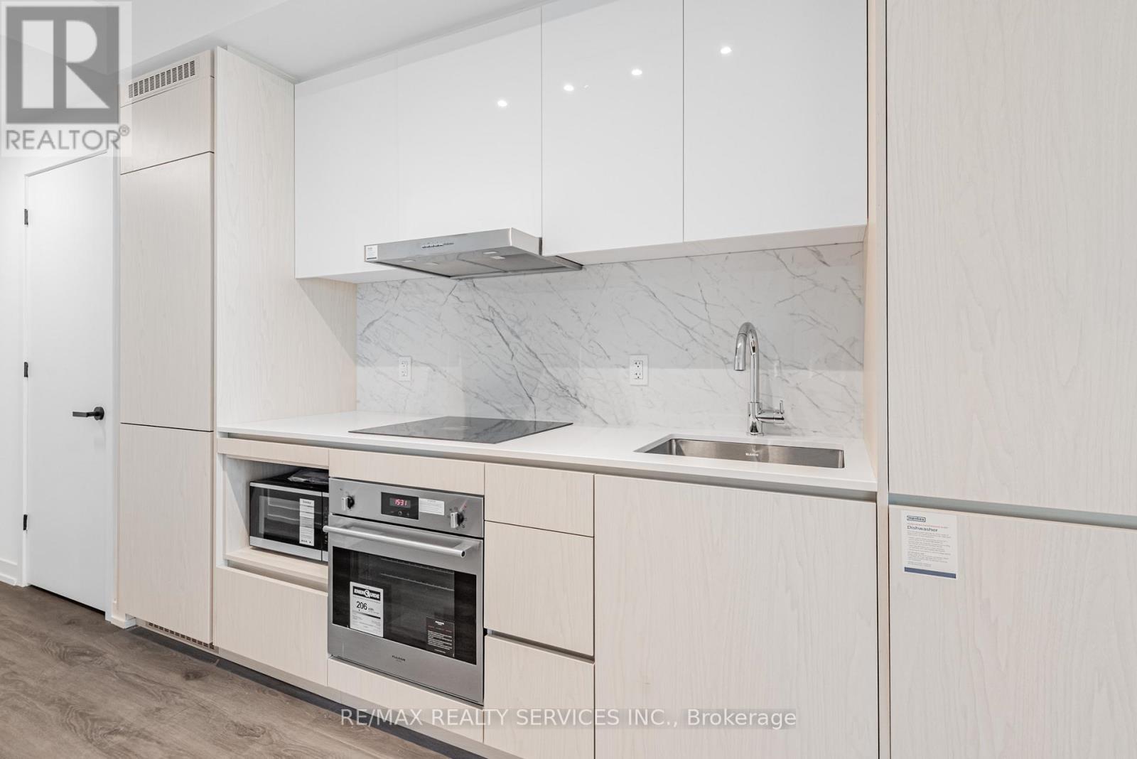 Photo 9 of 2009 28 Interchange Way, Vaughan ON