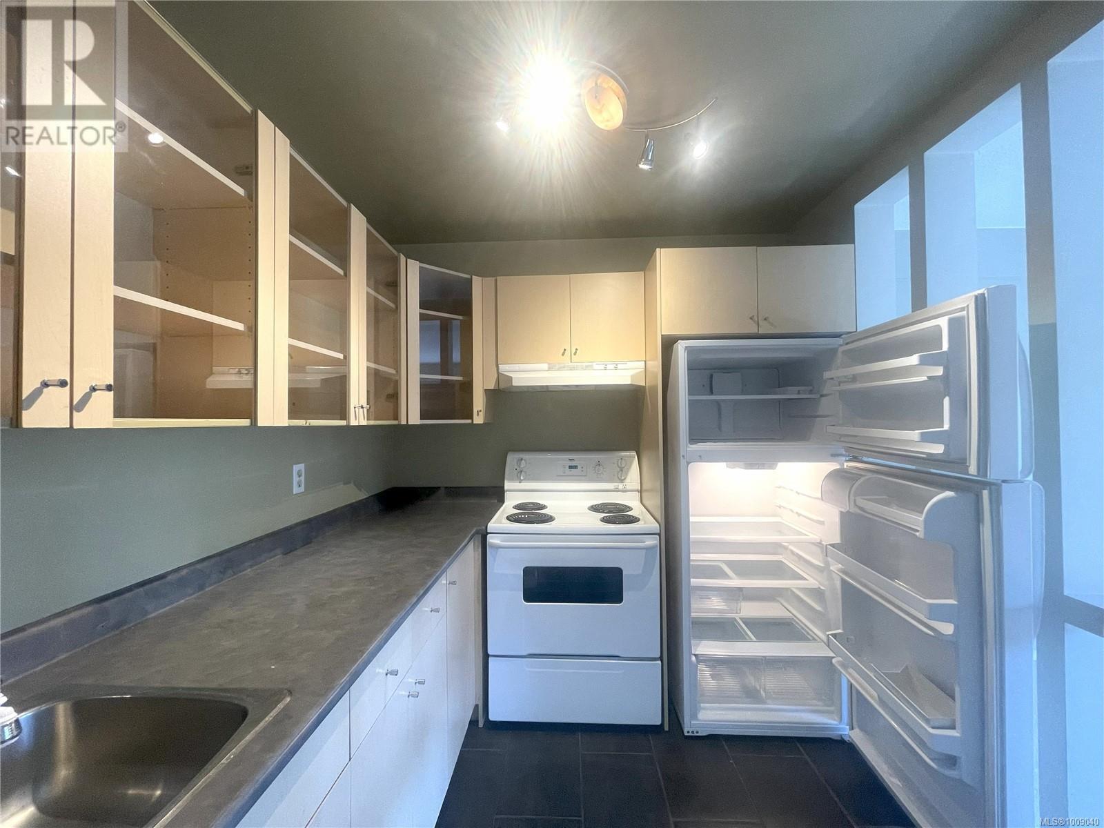 Photo 10 of 201 550 Bradley St, Nanaimo BC