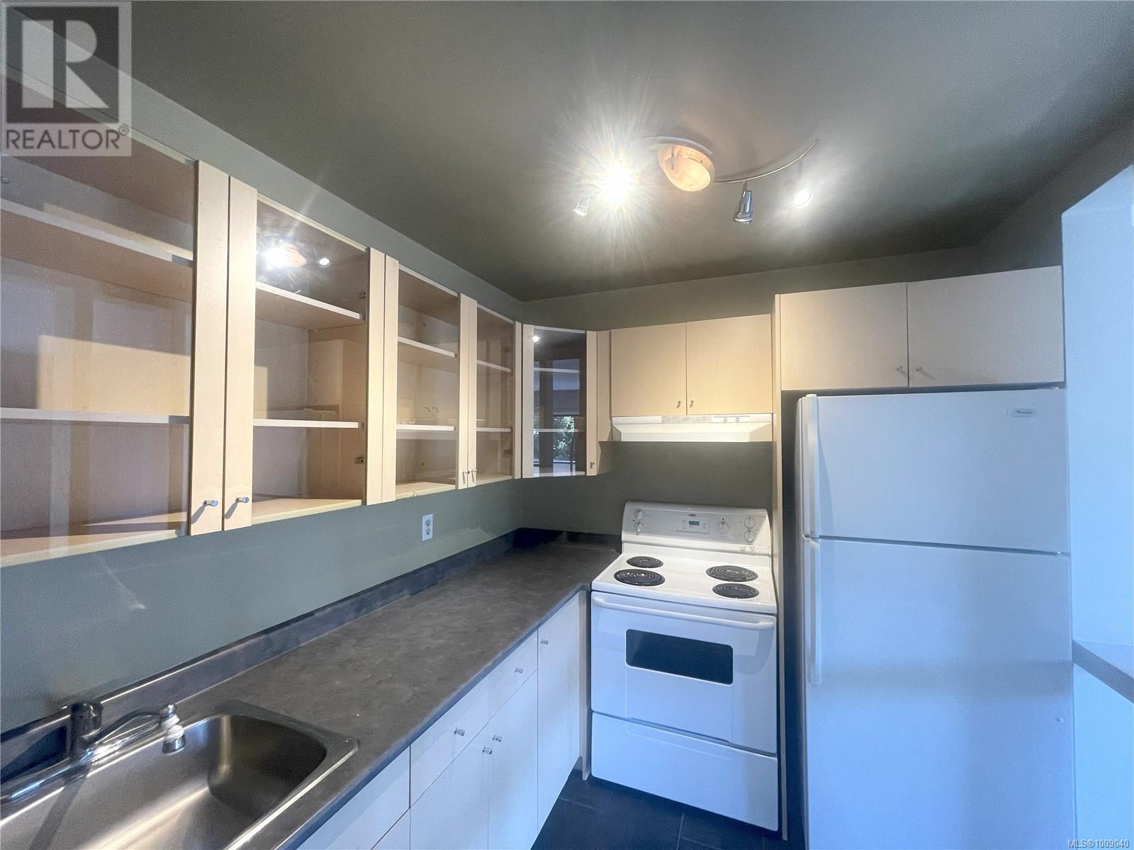 Photo 6 of 201 550 Bradley St, Nanaimo BC