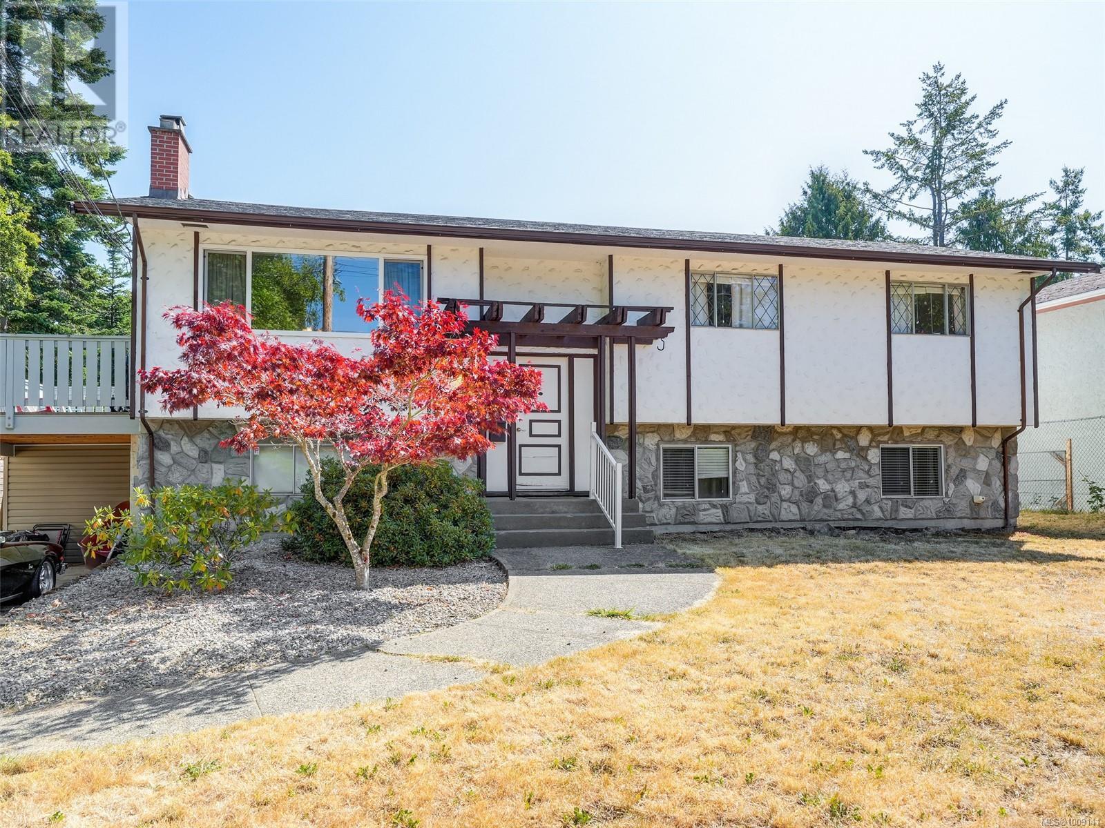 Photo 7 of 4215 Shelbourne St, Saanich BC
