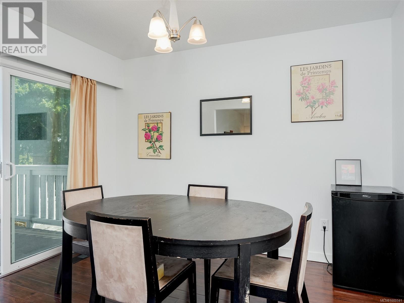 Photo 3 of 4215 Shelbourne St, Saanich BC