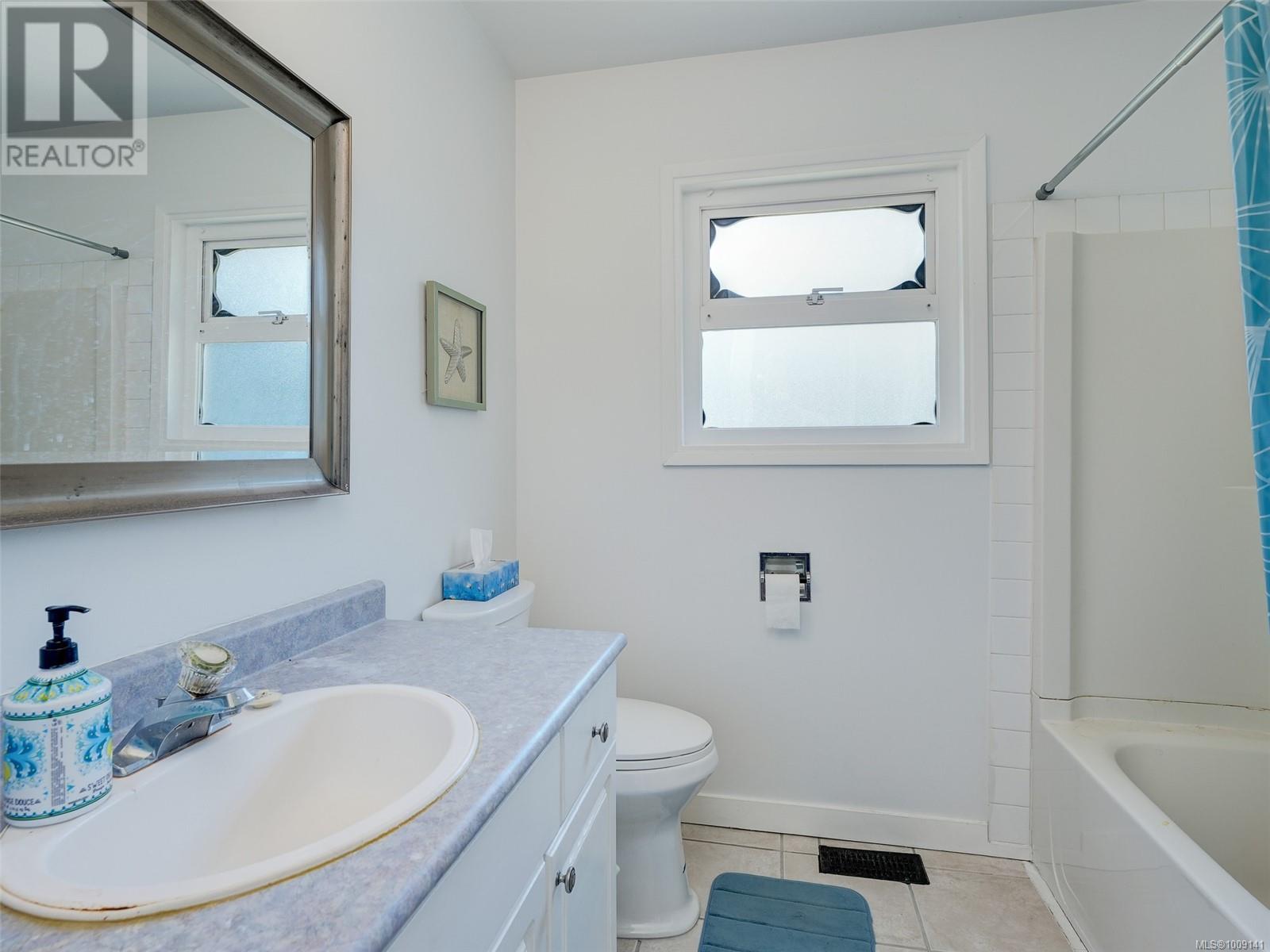 Photo 25 of 4215 Shelbourne St, Saanich BC