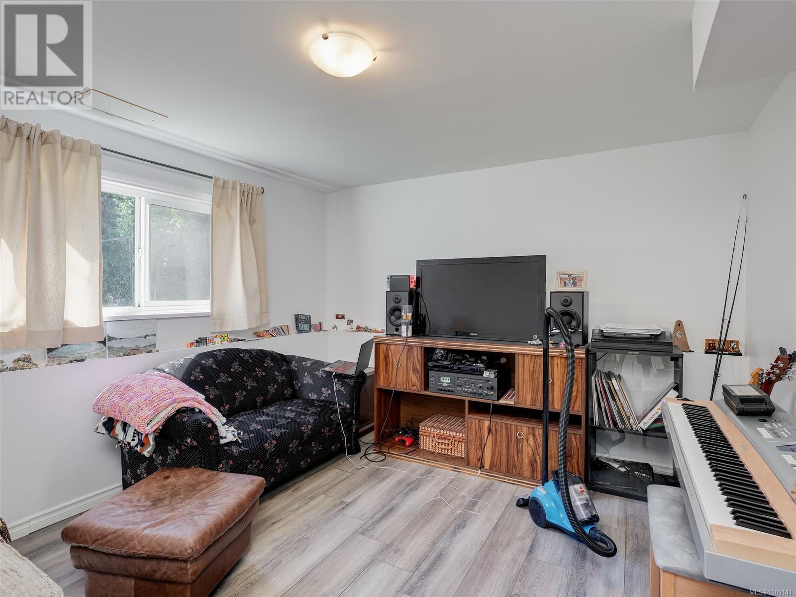 Photo 30 of 4215 Shelbourne St, Saanich BC
