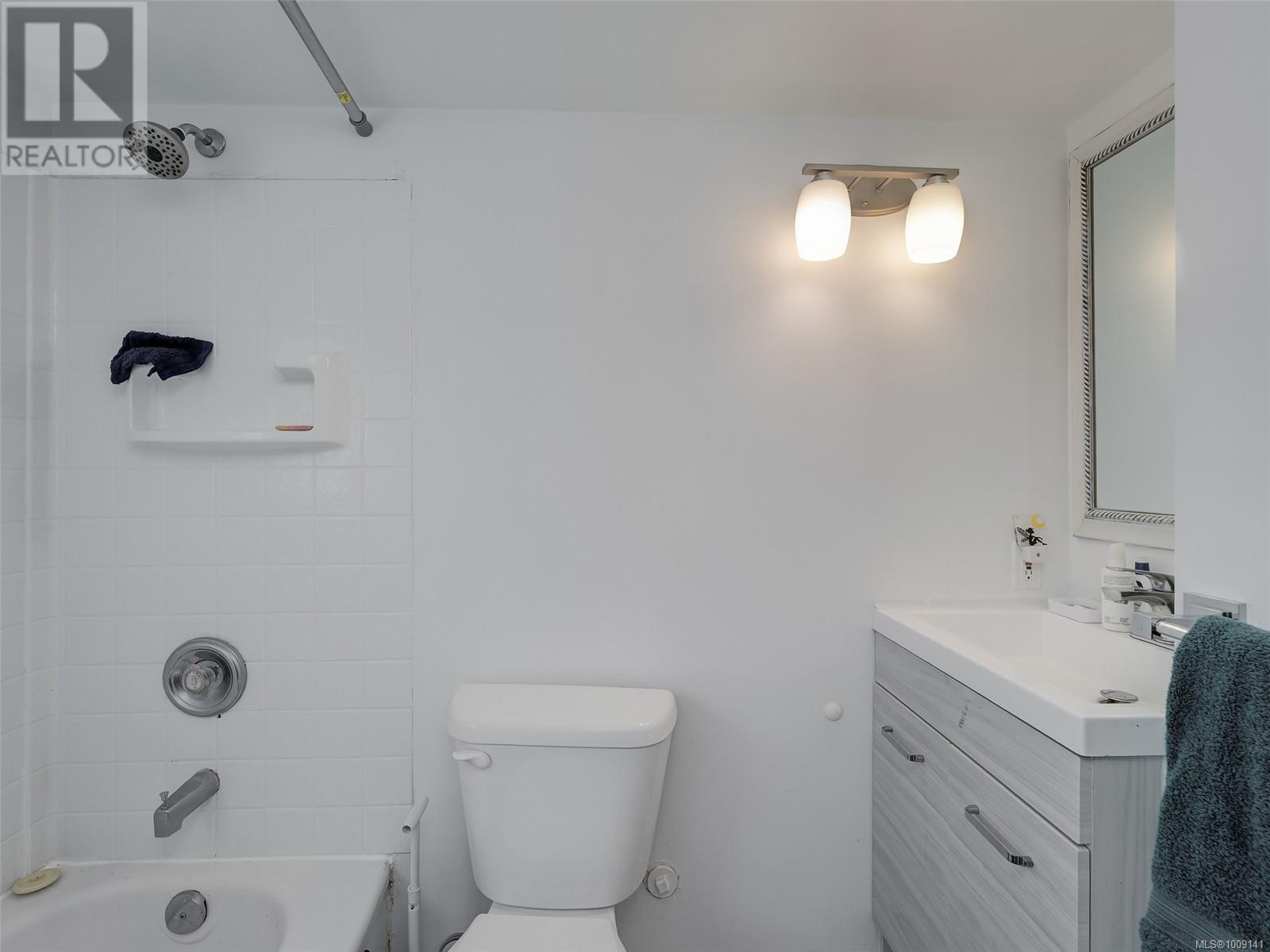 Photo 37 of 4215 Shelbourne St, Saanich BC