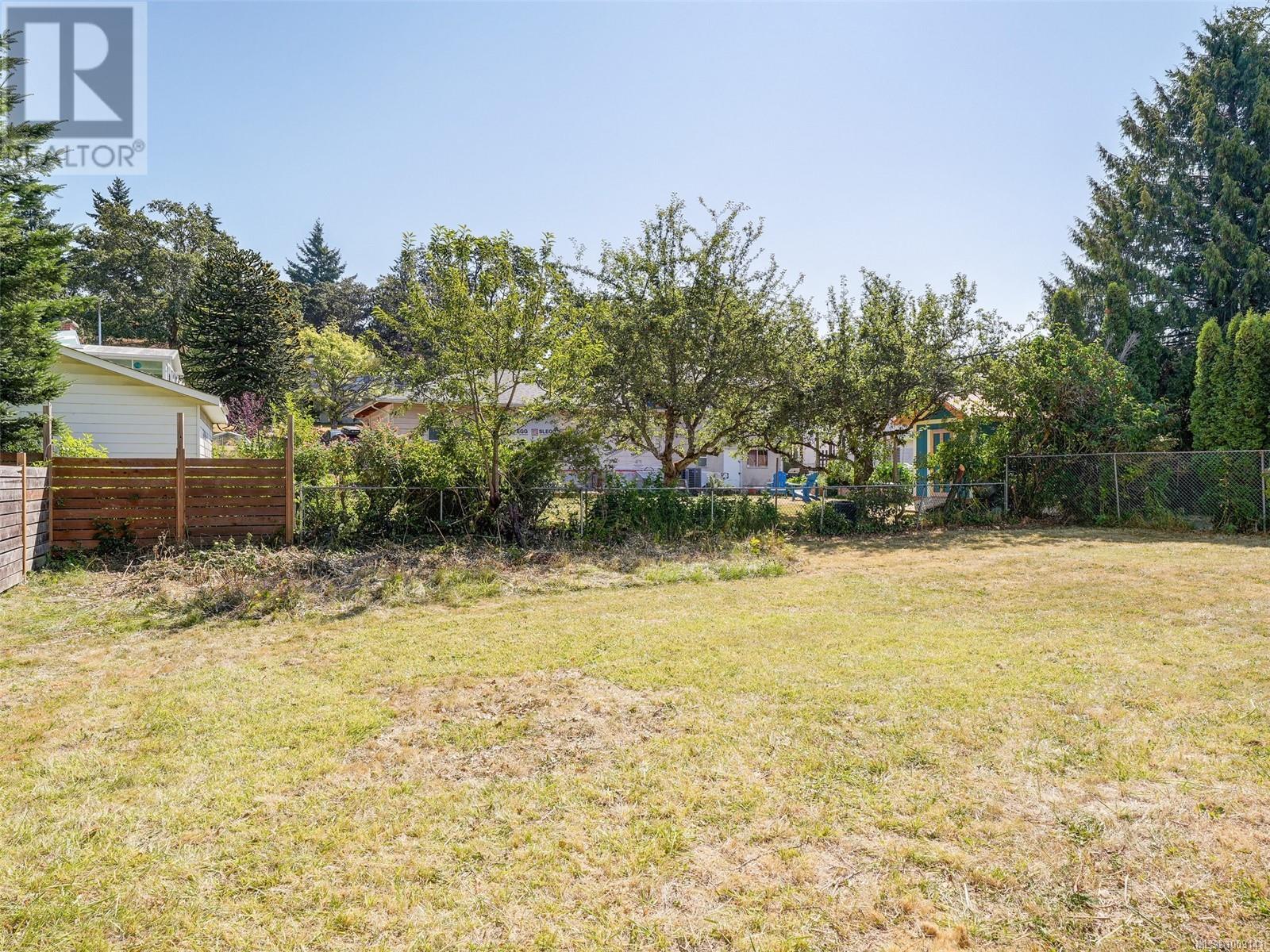 Photo 11 of 4215 Shelbourne St, Saanich BC
