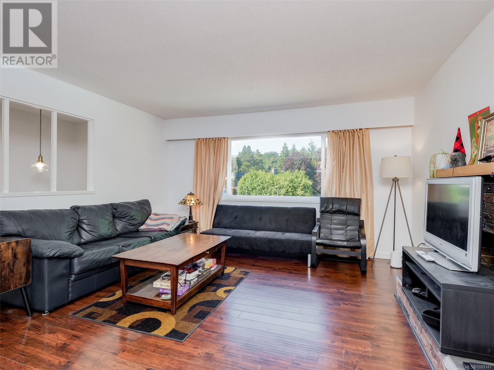 Photo 33 of 4215 Shelbourne St, Saanich BC