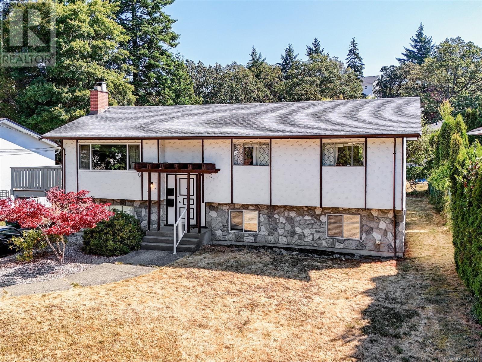Photo 19 of 4215 Shelbourne St, Saanich BC