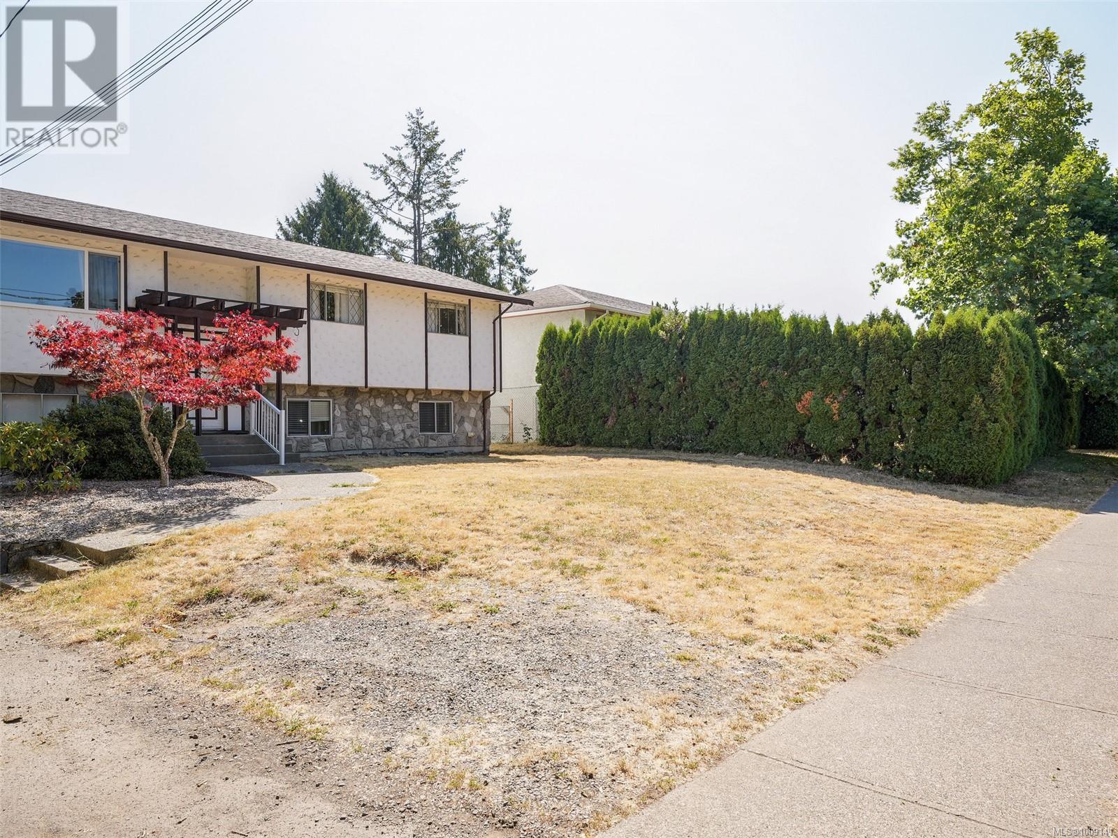 Photo 16 of 4215 Shelbourne St, Saanich BC