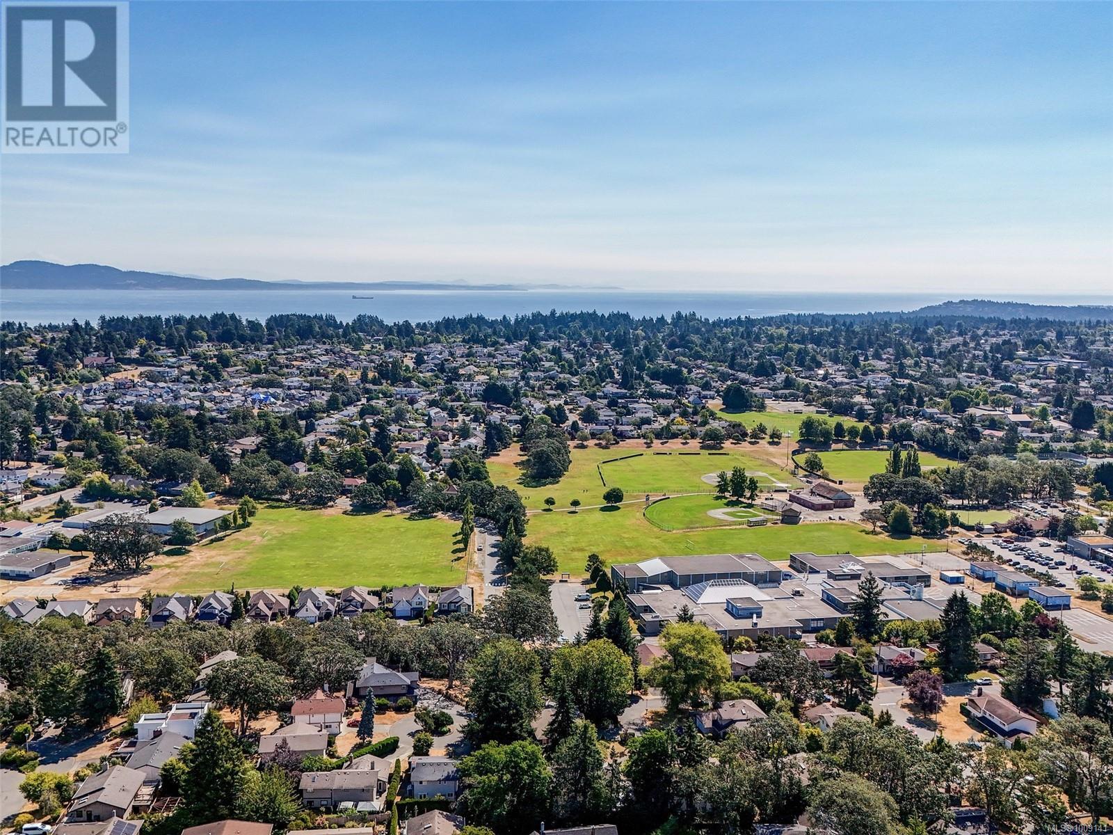 Photo 35 of 4215 Shelbourne St, Saanich BC