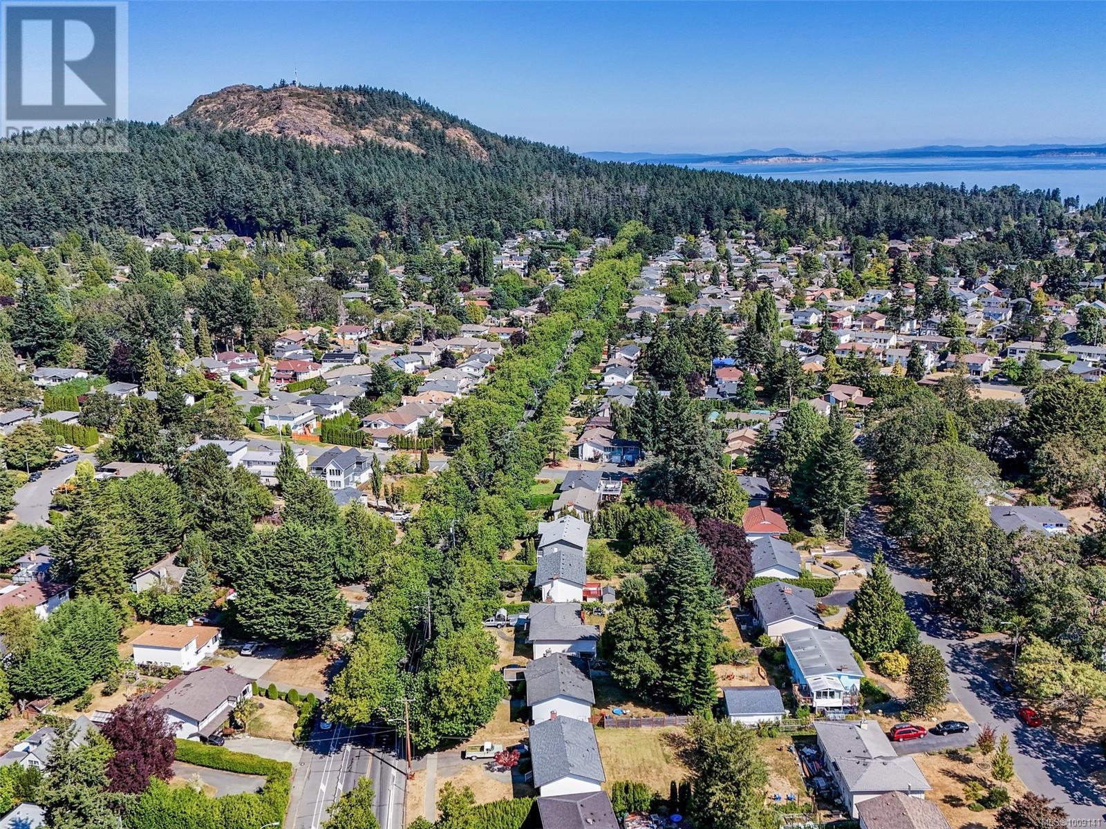 Photo 12 of 4215 Shelbourne St, Saanich BC
