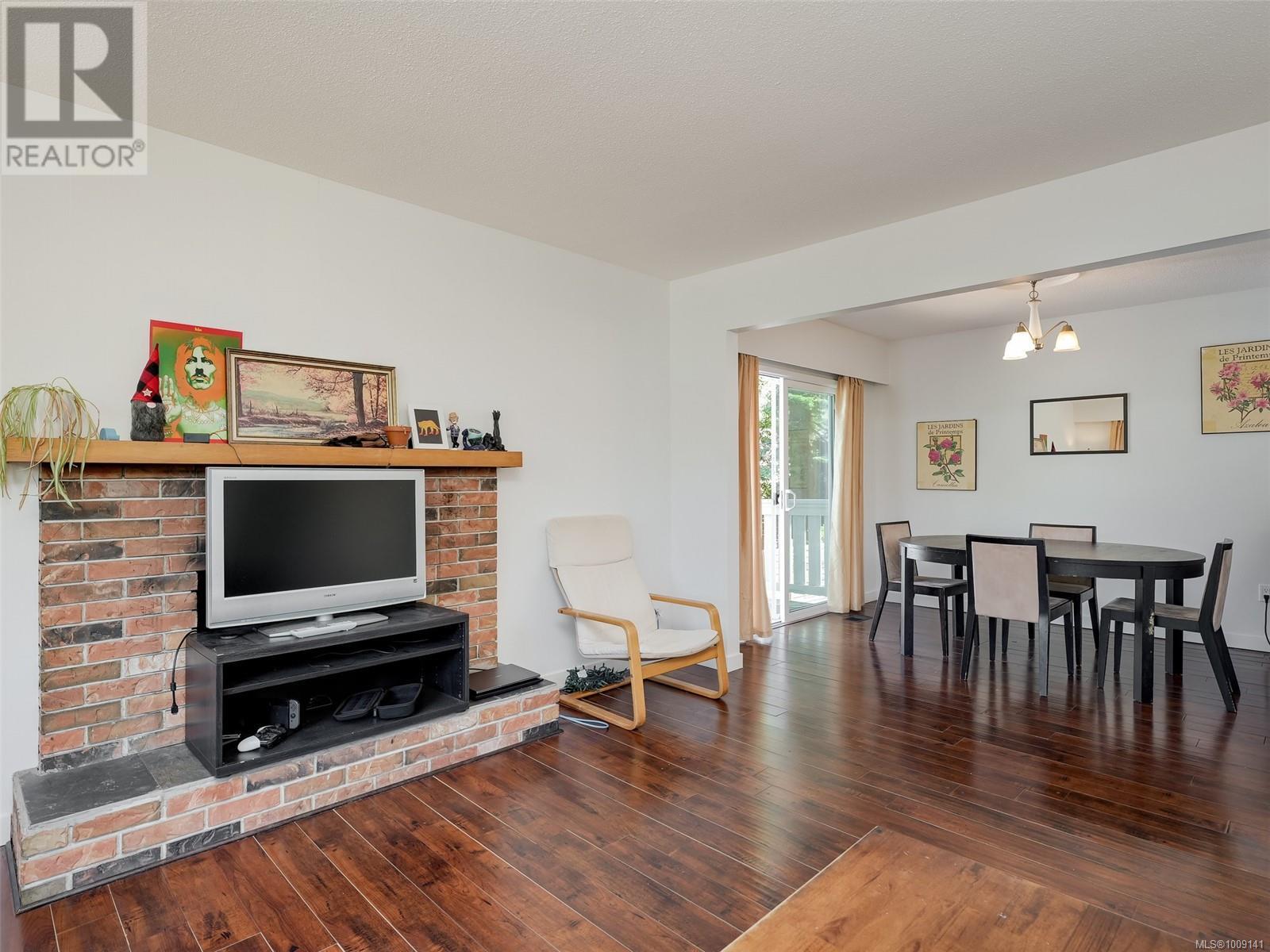 Photo 2 of 4215 Shelbourne St, Saanich BC