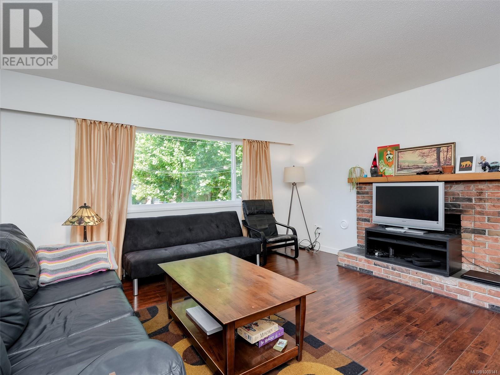 Photo 17 of 4215 Shelbourne St, Saanich BC