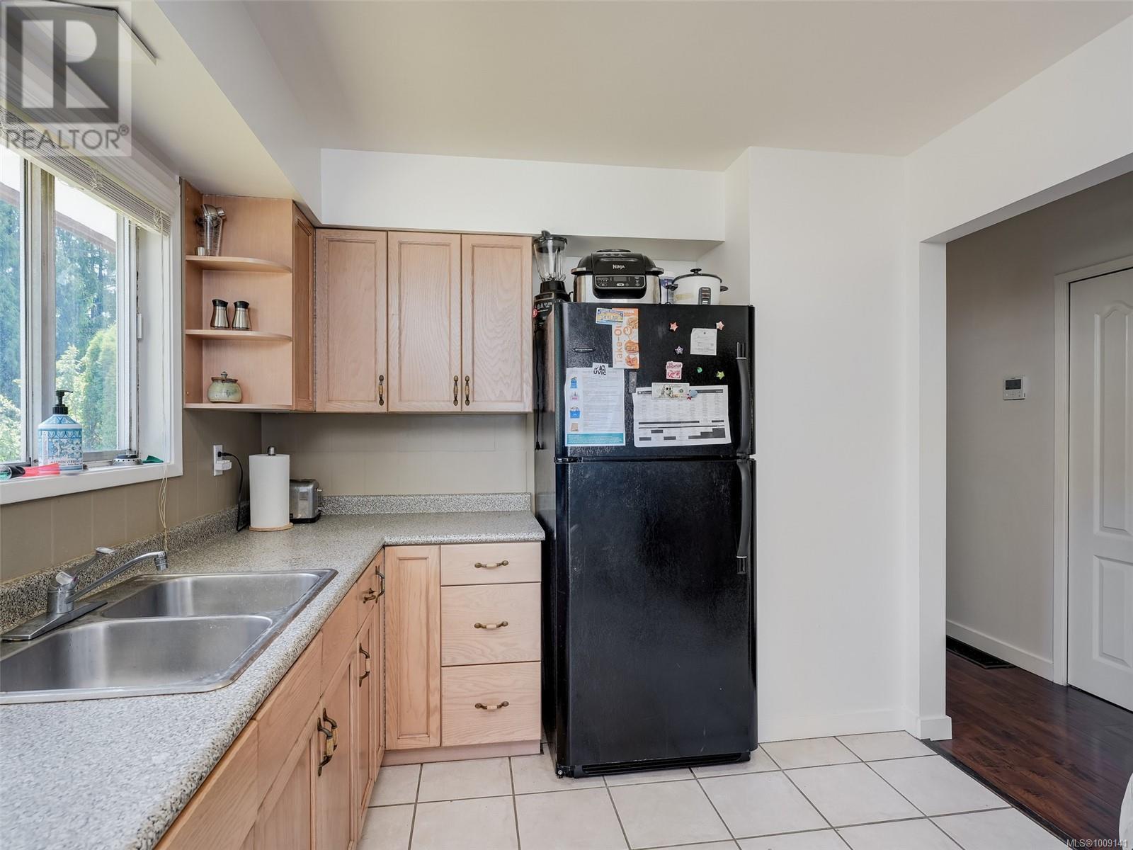 Photo 1 of 4215 Shelbourne St, Saanich BC