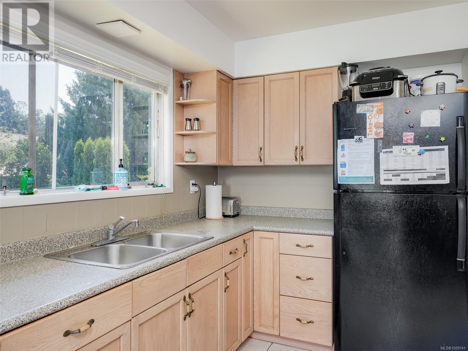 Photo 27 of 4215 Shelbourne St, Saanich BC