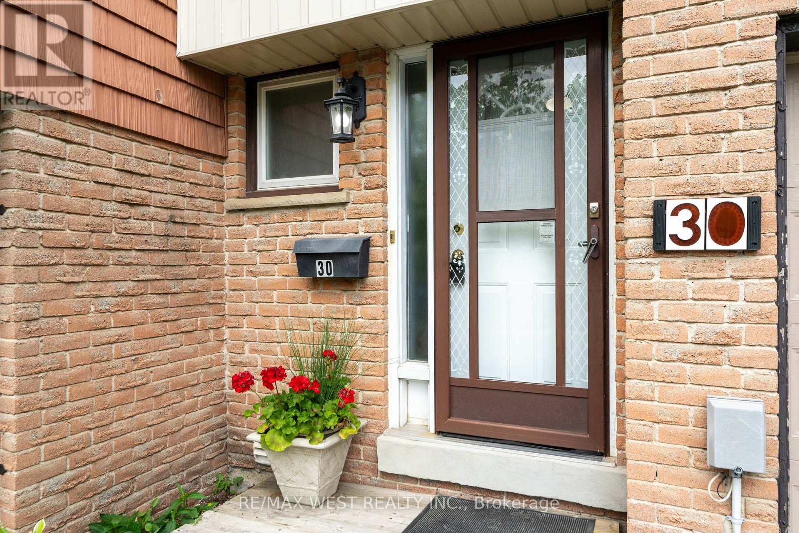 Photo 12 of 30 15 Guildwood Parkway, Toronto ON