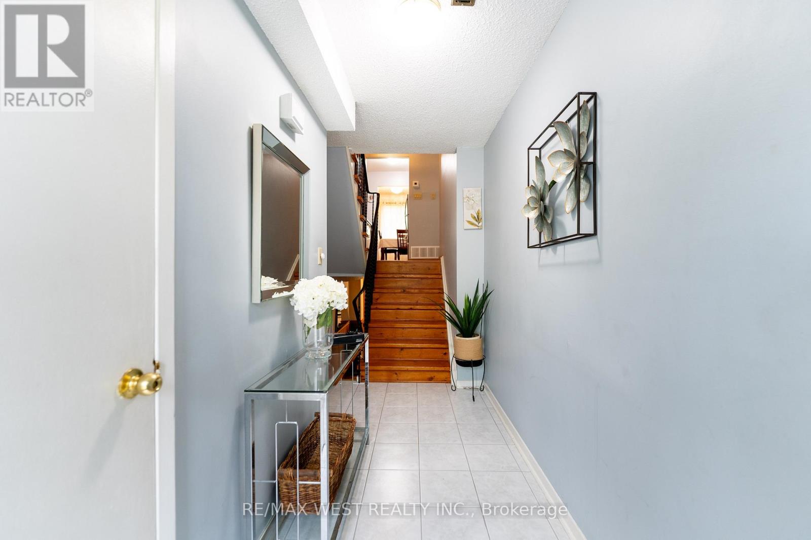 Photo 2 of 30 15 Guildwood Parkway, Toronto ON