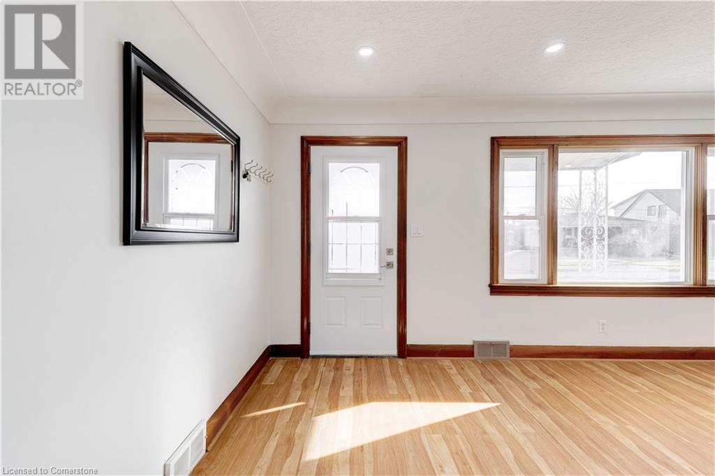 Photo 3 of 662 Harriet Street, Welland ON