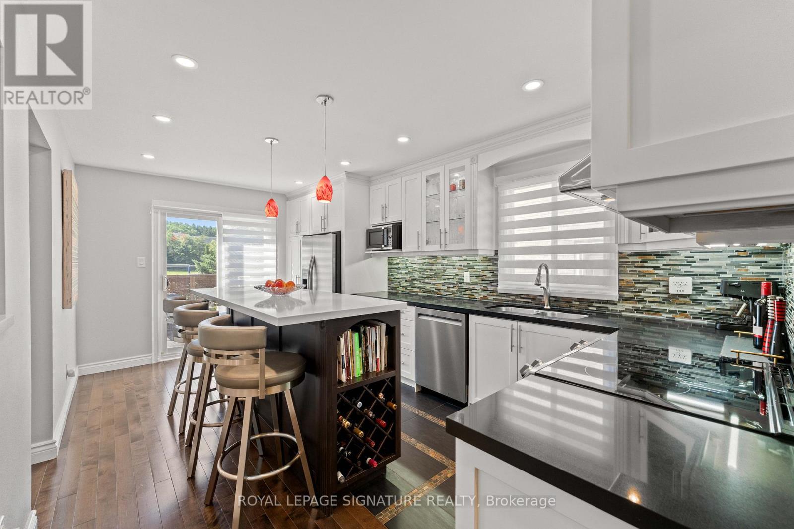 Photo 11 of 46 Marchwood Crescent, Richmond Hill ON