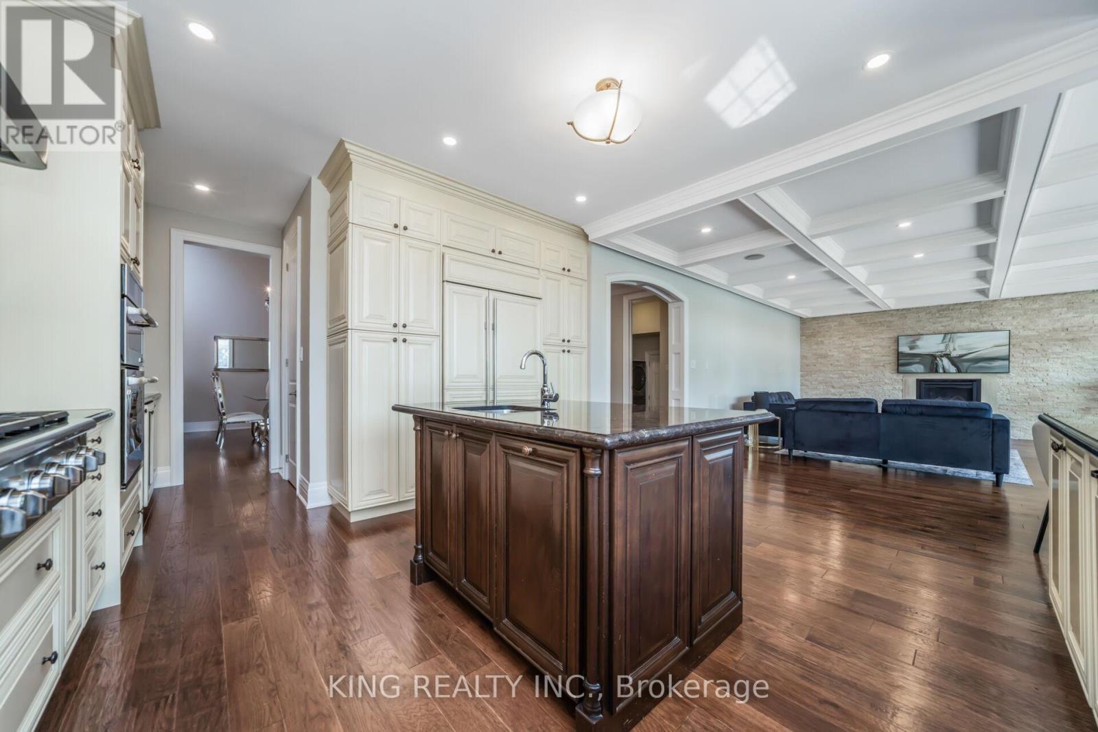 Photo 10 of 136 Coastline Drive, Brampton ON