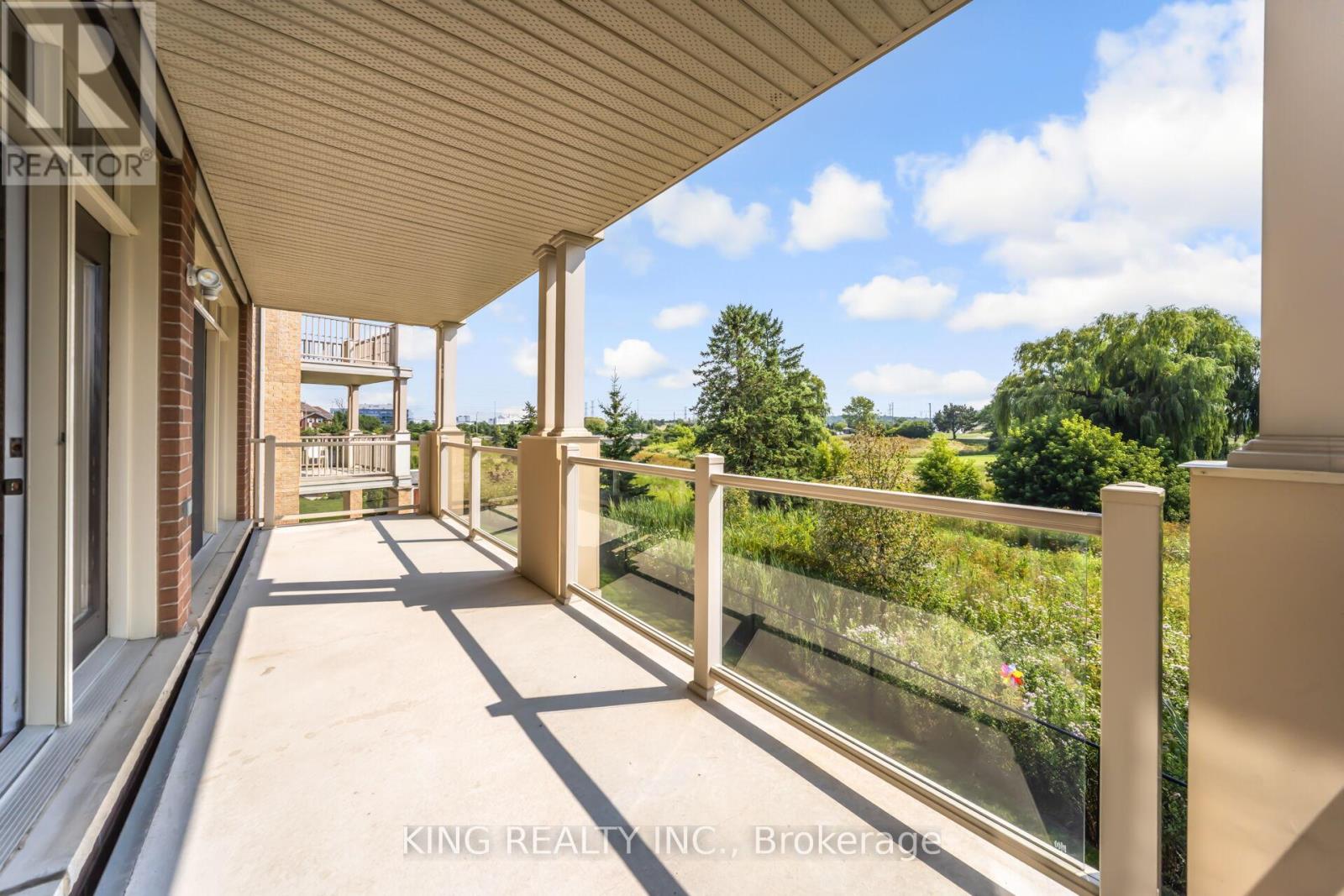 Photo 27 of 136 Coastline Drive, Brampton ON