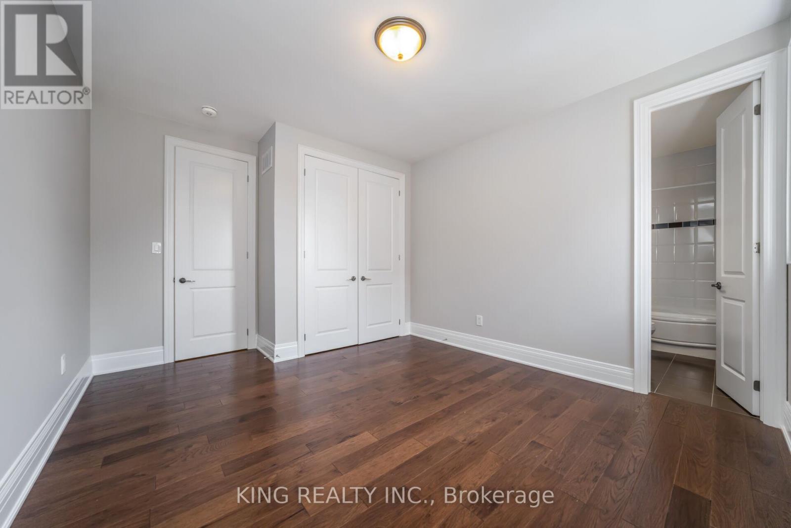 Photo 5 of 136 Coastline Drive, Brampton ON