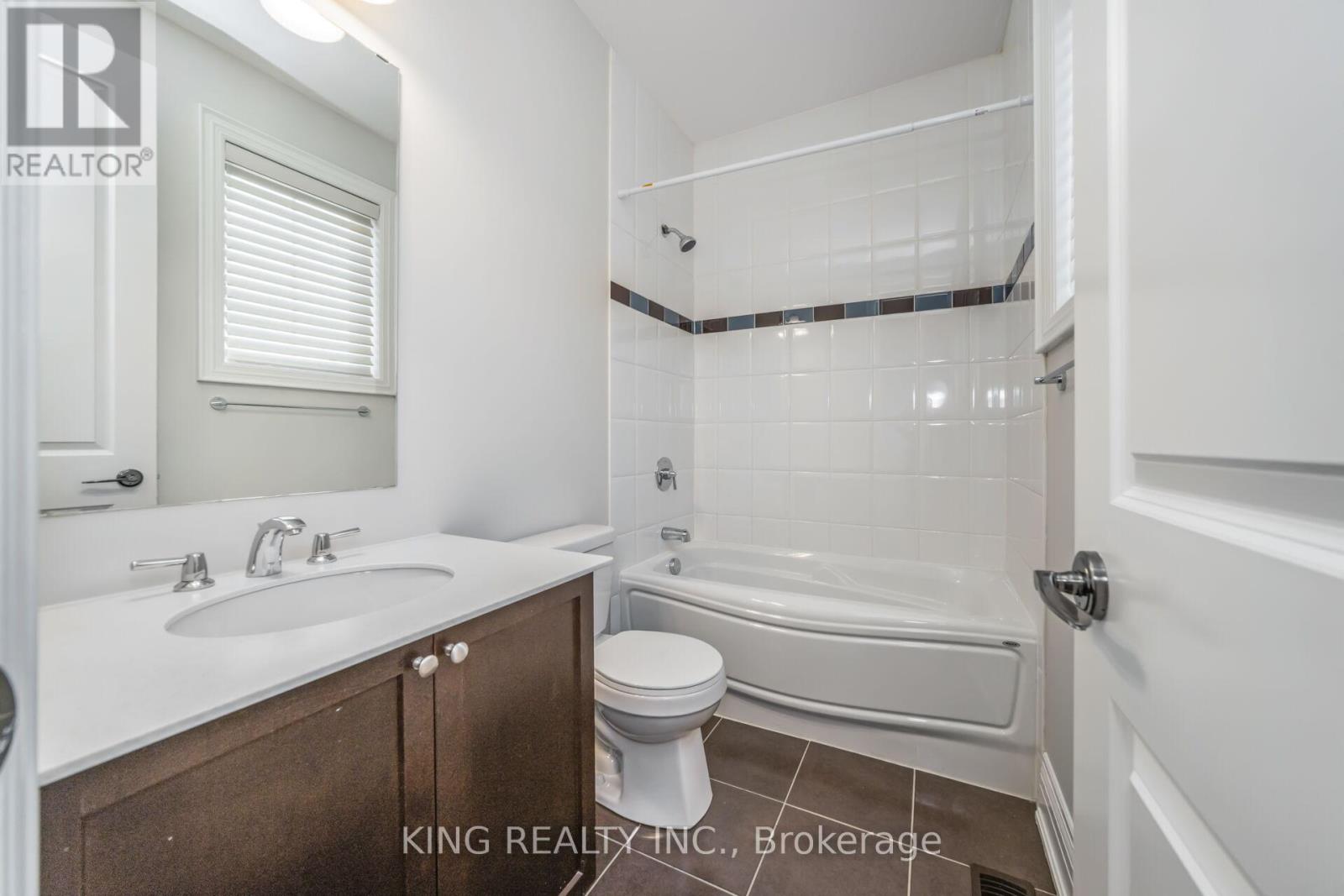Photo 20 of 136 Coastline Drive, Brampton ON