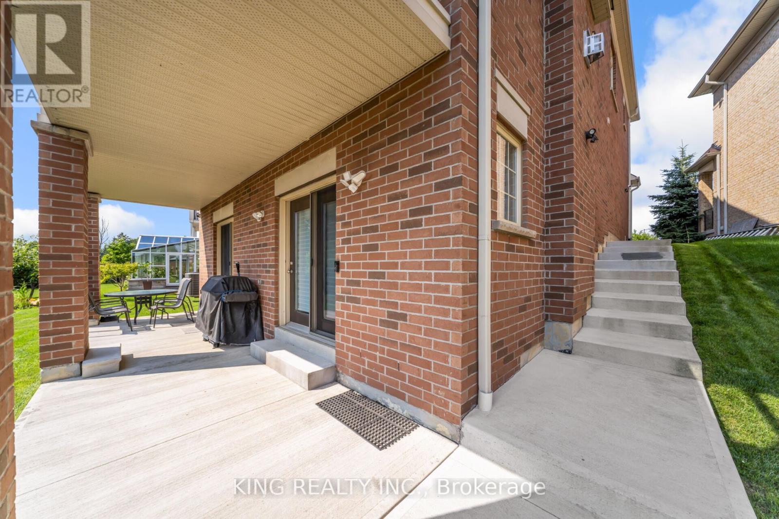 Photo 6 of 136 Coastline Drive, Brampton ON