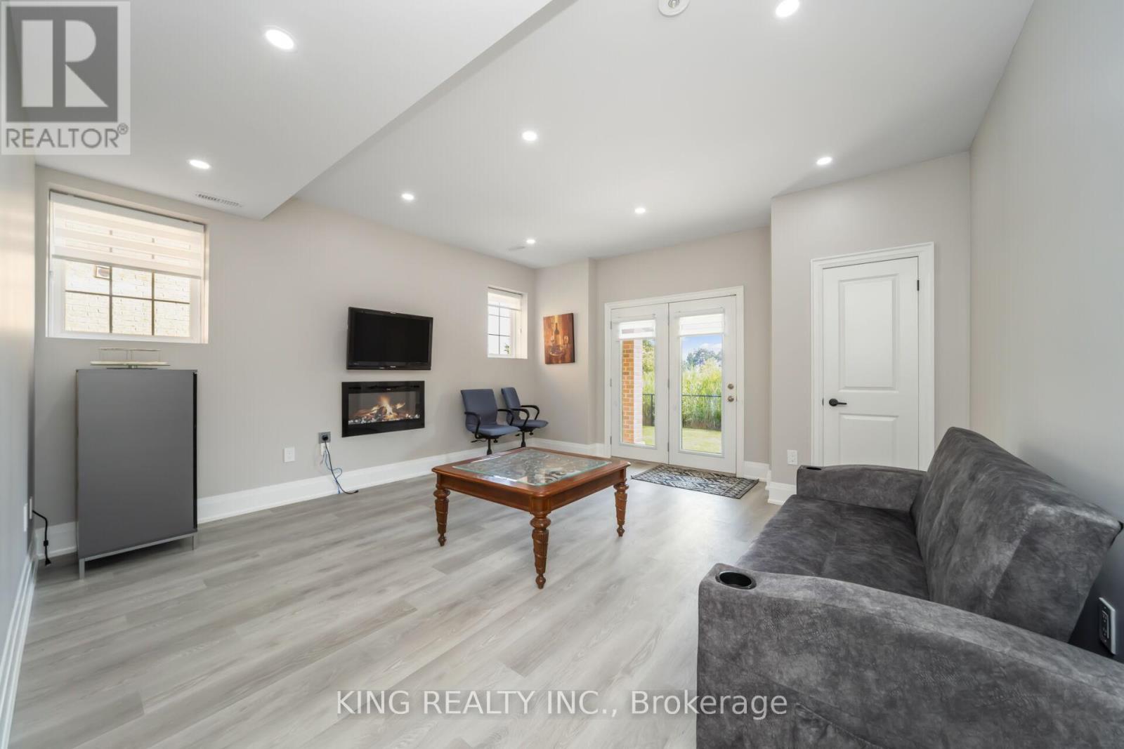 Photo 24 of 136 Coastline Drive, Brampton ON