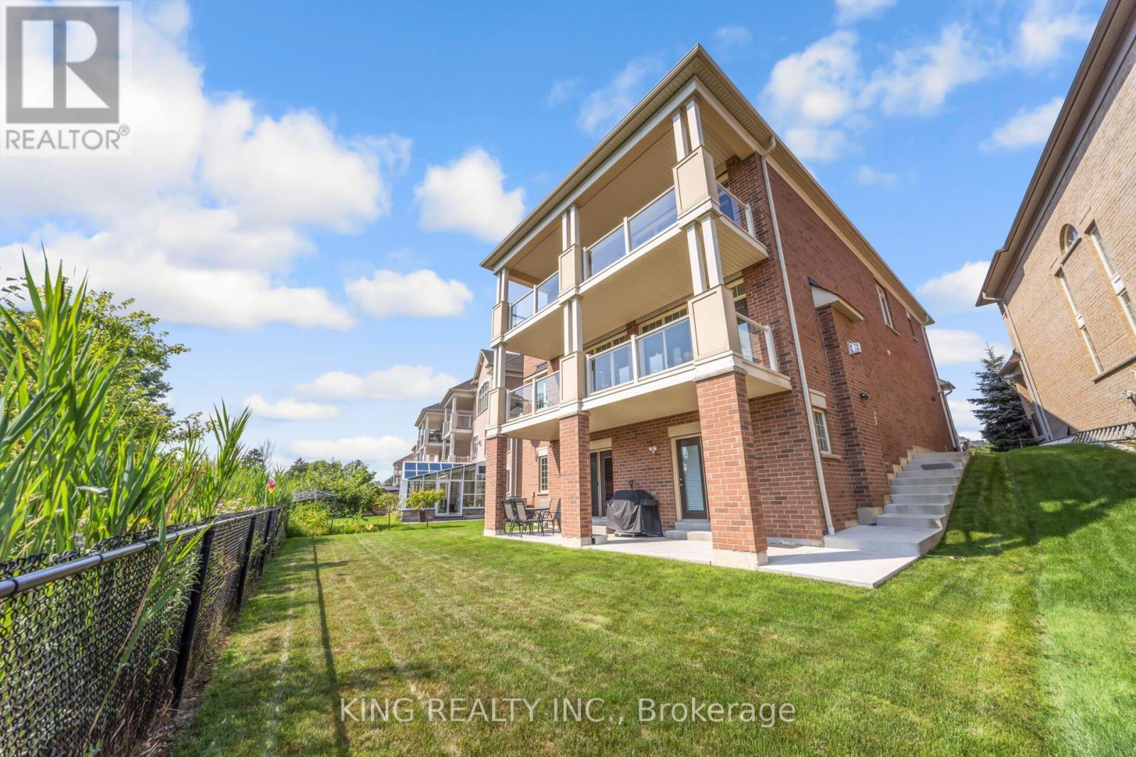 Photo 32 of 136 Coastline Drive, Brampton ON