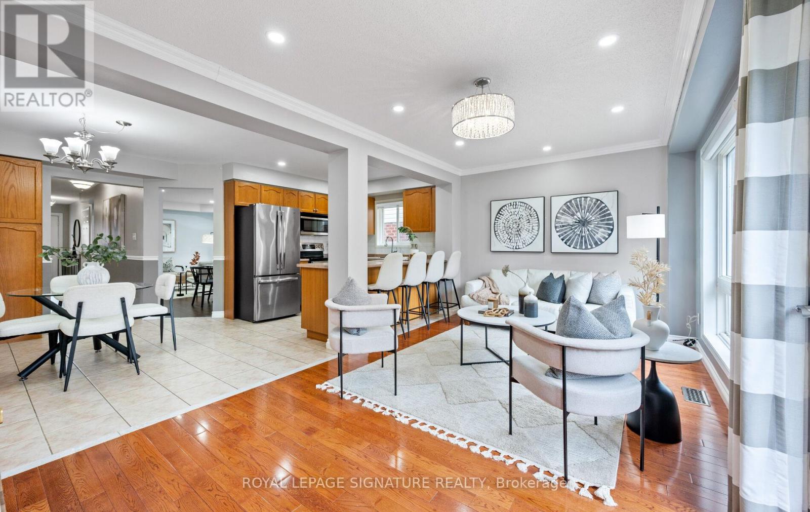 Photo 12 of 541 Pelletier Court, Newmarket ON