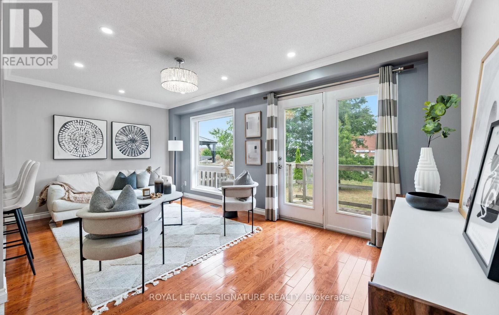 Photo 11 of 541 Pelletier Court, Newmarket ON