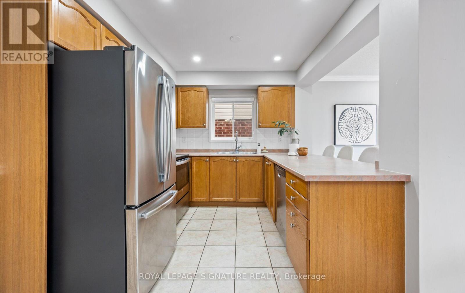 Photo 16 of 541 Pelletier Court, Newmarket ON