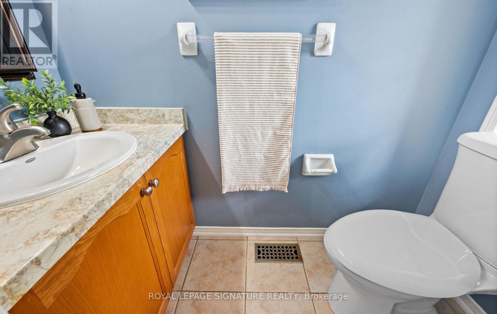 Photo 17 of 541 Pelletier Court, Newmarket ON