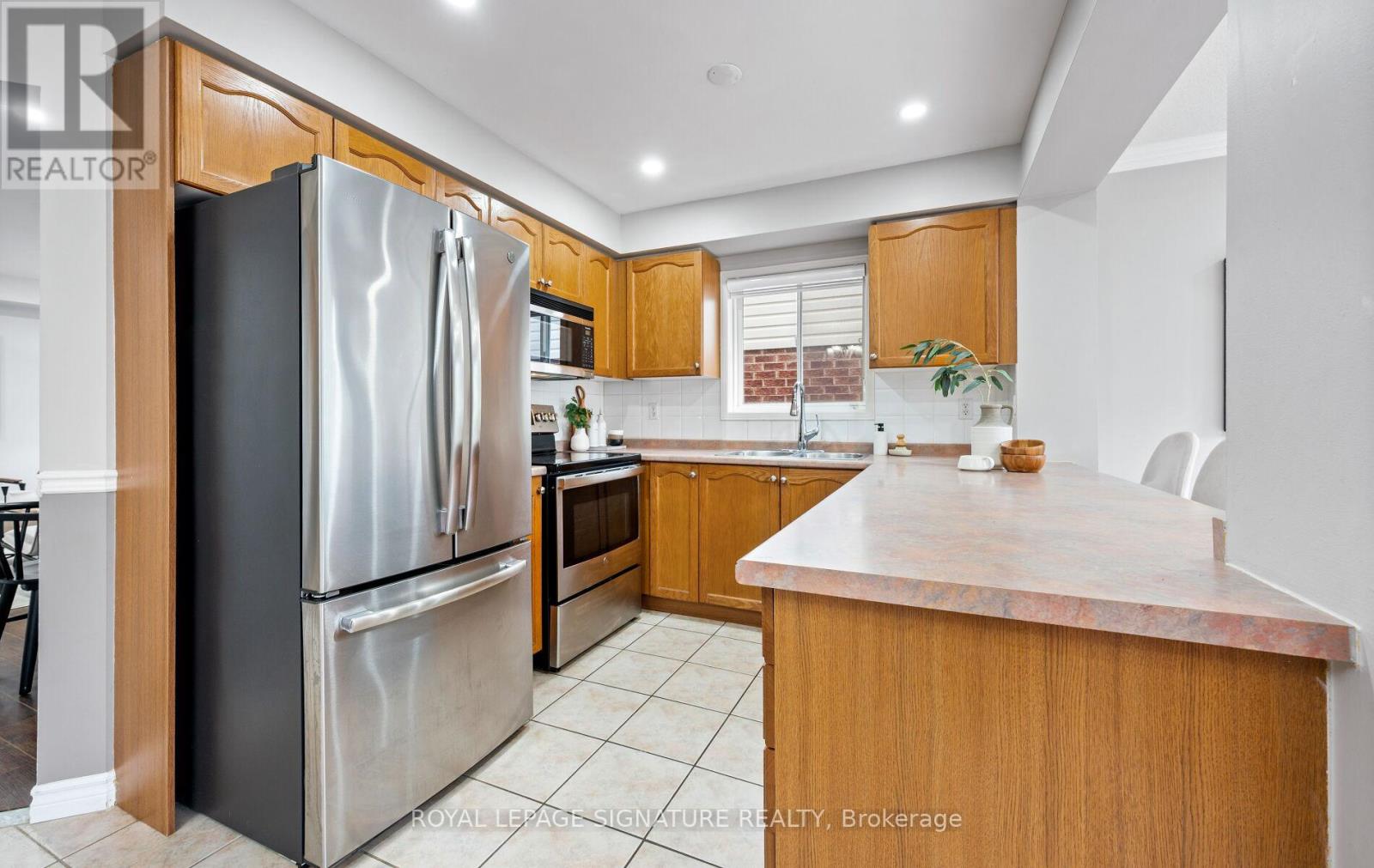 Photo 15 of 541 Pelletier Court, Newmarket ON